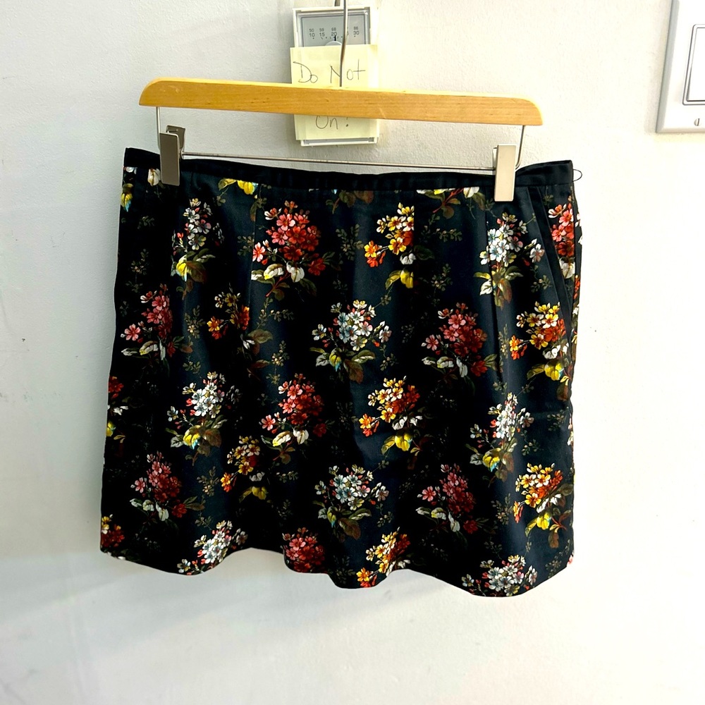 Oasis black florals mini skirt